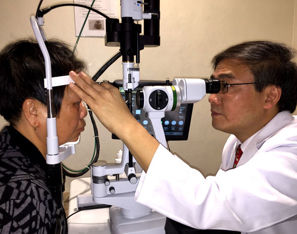 希瑪眼科集團(tuán)主席林順潮教授為患者做眼部檢查